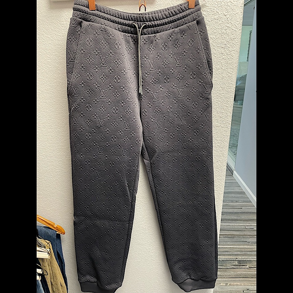 AUTHENTIC Louis Vuitton Monogram Track Pants dark grey
Size XS US 26 Size 2/4